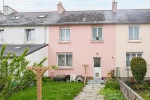 a pink house with a garden in front of it at Jolie maison mitoyenne in Concarneau