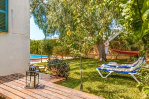 a yard with a hammock and a tree at Dosmadres7 in Llucmajor