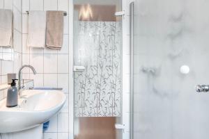 a bathroom with a sink and a shower at Ferienwohnung Langenhorst in Raesfeld +20 photos