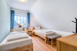 a room with two beds and a window at Ferienwohnung Langenhorst in Raesfeld