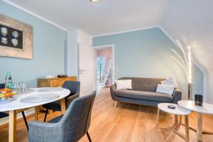a living room with a couch and two tables at Ferienwohnung Langenhorst in Raesfeld