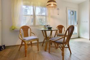 a dining room with a table and four chairs at Bungalow Karsten in Kamminke