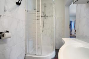 a bathroom with a shower with a toilet and a sink at Bungalow Karsten in Kamminke +17 photos