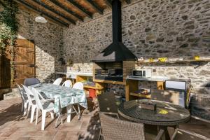 a kitchen and dining room with a table and chairs at Can Cortada in Cantallops