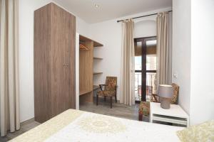 a bedroom with a bed and a desk and a chair at Apartamento Geranio in Vejer de la Frontera