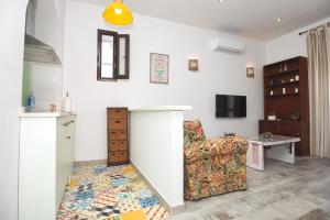 a living room with a couch and a chair at Apartamento Geranio in Vejer de la Frontera