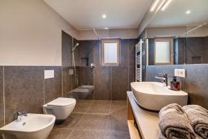 a bathroom with a sink and a toilet at Wiesgut Ferienwohnung Gala in Tesimo