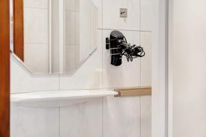 a bathroom with a mask hanging on the wall at Flying Hirsch in Stall