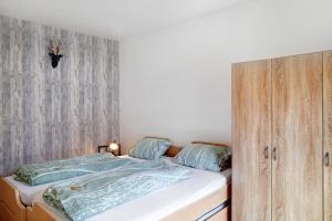 a bedroom with a bed and a wooden cabinet at Flying Hirsch in Stall