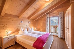 a bedroom with a bed in a wooden house at Thaler-hof Ferienhaus Fichtnhittl in Lagundo