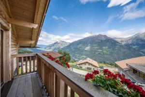 a balcony with flowers and a view of mountains at Thaler-hof Ferienhaus Fichtnhittl in Lagundo
