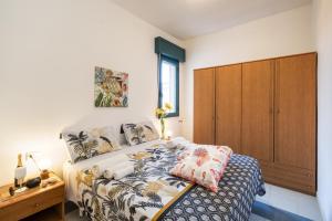 a bedroom with a bed and a wooden cabinet at Malva House in Villa Con Piscina in Torre Lapillo
