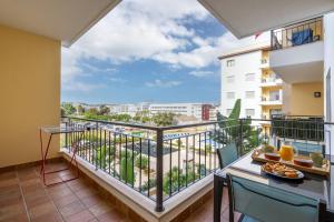 a balcony with a table and chairs and a view at Palmeiras de jv in Lagos