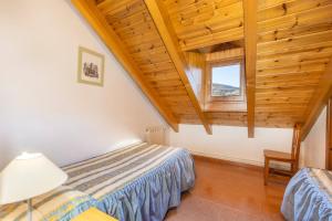 a bedroom with two beds and a window at La Golfa in Durro
