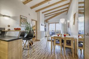 a kitchen and dining room with a table and chairs at Feldhof Apartment Apfeltraum in Caines