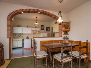 a kitchen and dining room with a table and chairs at Casa Camilla in Manerba del Garda