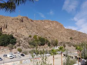 ein Berg mit auf einem Parkplatz abgestellten Autos in der Unterkunft Ático Bulevar in Macael