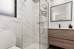 ein Badezimmer mit Dusche, Toilette und Waschbecken in der Unterkunft Studio 890 in Lorgues