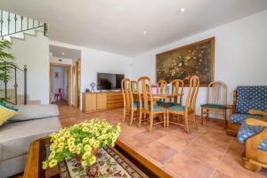 a living room with a table and chairs at Estrella de mar verde in Port d'Alcudia