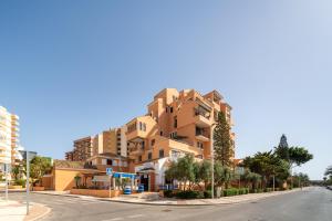 a building on the side of a street at Apartamento residencial Fénix in Roquetas de Mar