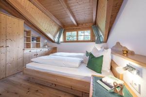 a bedroom with a bed in a wooden house at Bergblick App Fichte in Villnoss