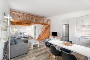a kitchen and living room with a table and chairs at Loft de Tato in Frontera