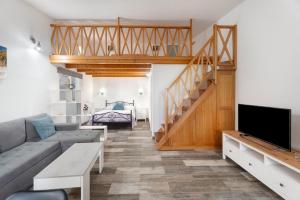 a living room with a couch and a television at Loft de Tato in Frontera