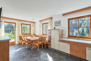 a kitchen and dining room with a table and chairs at Blasigsuite Blasighof in Racines
