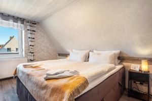 a bedroom with a bed with towels on it at Ferienwohnung Anne in Bremervörde