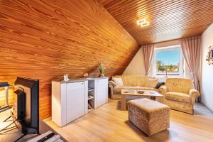 a living room with a wooden ceiling at Ferienwohnung Anne in Bremervörde