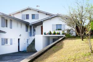 a white house with a yard at Appartement au pays basque in Ahetze