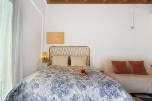 a bedroom with a bed and a couch at Blue Oasis in El Cotillo