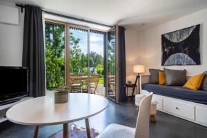a living room with a bed and a table at La casa nel verde in Lindau