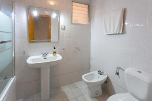 a white bathroom with a sink and a toilet at Navgts5p33-1 in Torrevieja