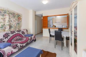 a living room with a couch and a table at Navgts5p33-1 in Torrevieja