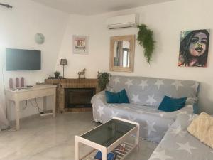 a living room with a couch and a table at Las fuentes in Alcossebre