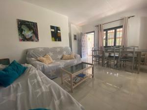 a living room with a couch and a table at Las fuentes in Alcossebre