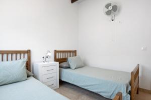 a bedroom with two beds and a fan at Casa Naranjos in El Soto