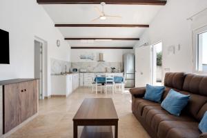 a living room with a couch and a table at Casa Naranjos in El Soto