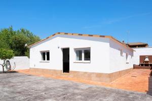 a white house with a roof at Casa Naranjos in El Soto
