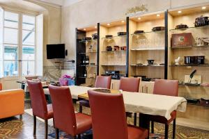 a dining room with a table and chairs at Botafogo in Chiavari +22 photos