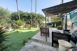 a patio with a hammock and a yard with a swing at Botafogo in Chiavari