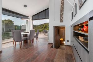 a kitchen and dining room with a table and chairs at Espectacular villa en Begur in Begur