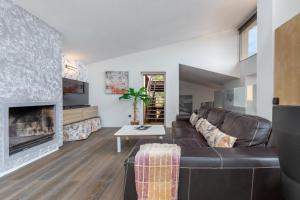 a living room with a leather couch and a fireplace at Espectacular villa en Begur in Begur