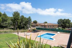 a house with a swimming pool in a yard at Casa Tico in Roda de Bará
