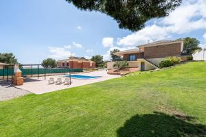 a house with a yard with a swimming pool at Casa Tico in Roda de Bará