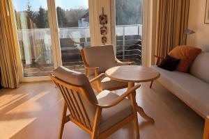 a living room with a table and chairs and a window at Wurmbergzauber Sonnenschein in Braunlage