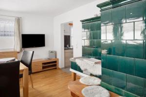 a living room with a green wall at Ferienwohnung Sonnenstüble in Titisee-Neustadt