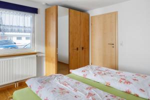 a bedroom with a bed and a window at Ferienwohnung Sonnenstüble in Titisee-Neustadt