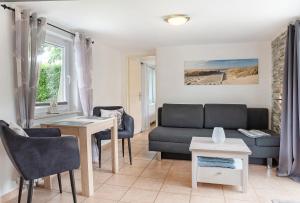 a living room with a couch and a table at Ferienanlage Kappeln-Kopperby in Kopperby